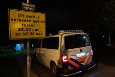 910061 Afbeelding van een verbodsbord in het Griftpark te Utrecht met de mededeling dat het park verboden gebied is ...